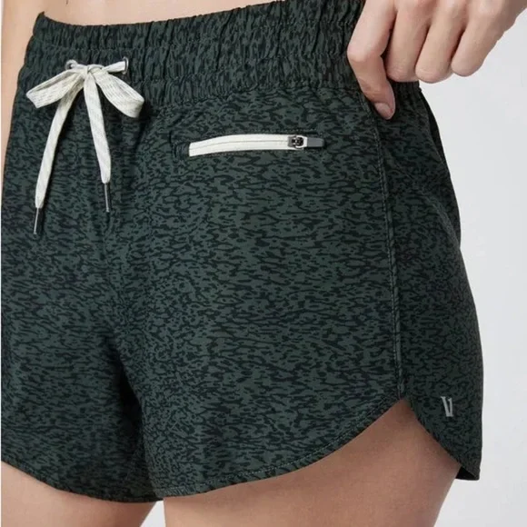 Vuori Green Athletic Shorts with Dolphin Hem Size XL - Picture 1 of 8